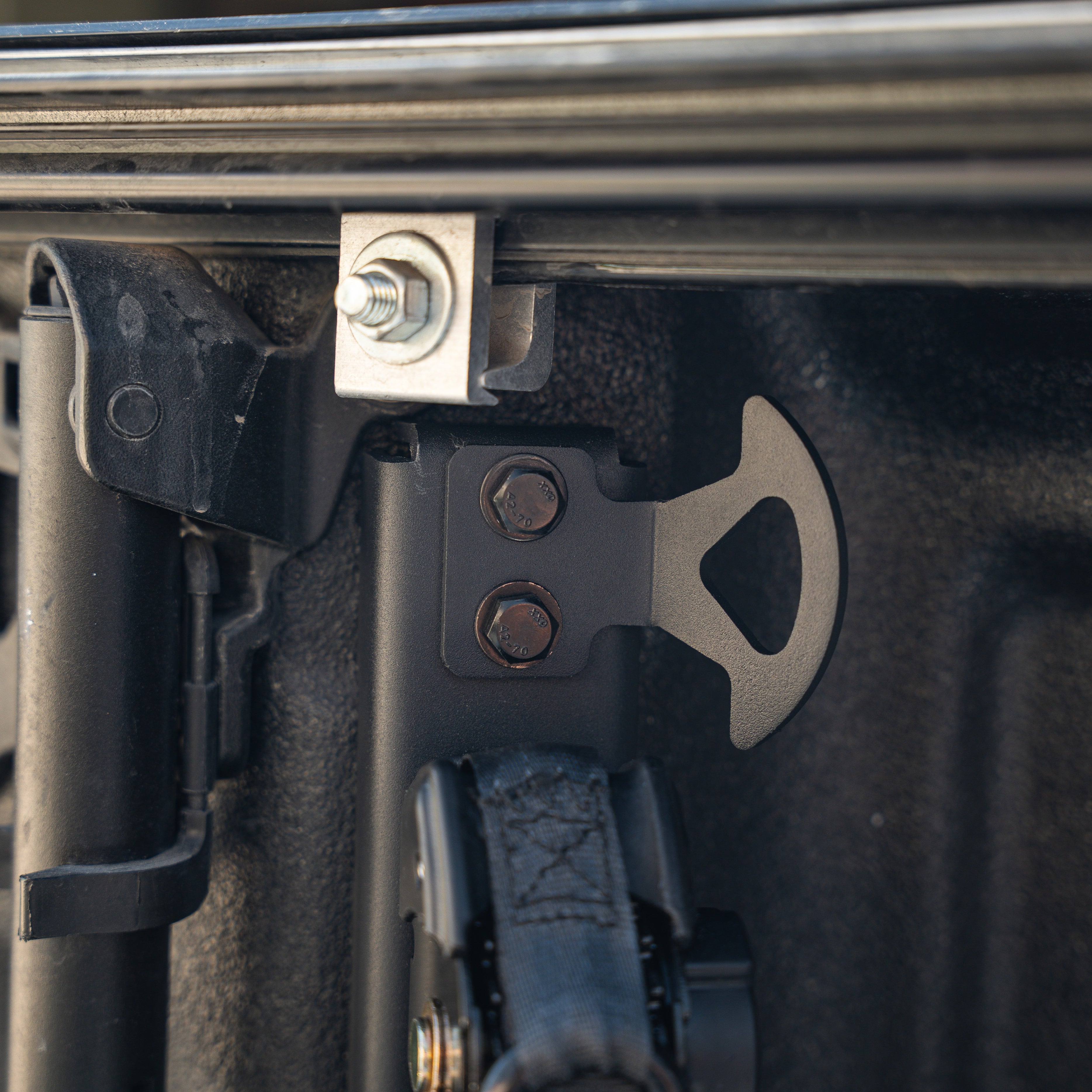Integral Straps - Chevrolet Silverado & GMC Sierra - (1500 2019+, HD 2020+)