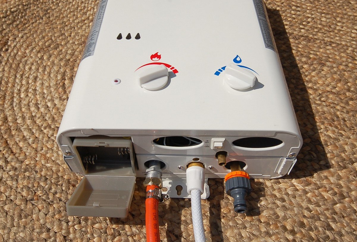Eccotemp CEL5 Portable Outdoor Tankless Water Heater with 12V Pump, Strainer & Shower Set, 37 mbar