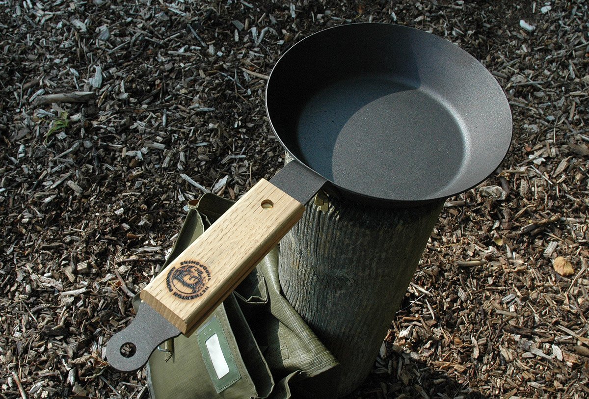 Shropshire Made 8” Iron Pan with Satchel - Netherton Foundry